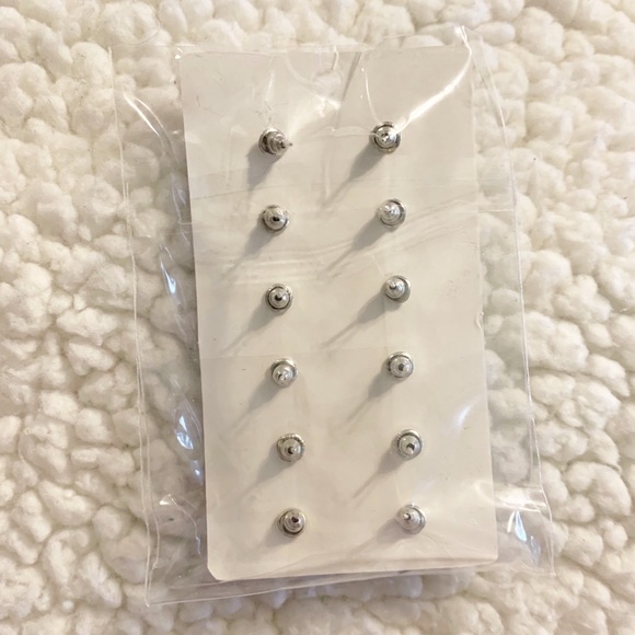 6 Glittery Stud Earrings - Picture 2 of 3